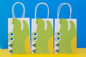 Chomp! Chomp! There's a party in the swamp! Use this template to decorate the favor bags for your Alligator birthday party. This PDF file also includes editable tags, to add the names of your guests or your child's name.